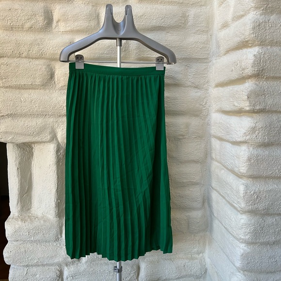 Vestique Green Midi Pleated Skirt with Back Zipper - Picture 1 of 7
